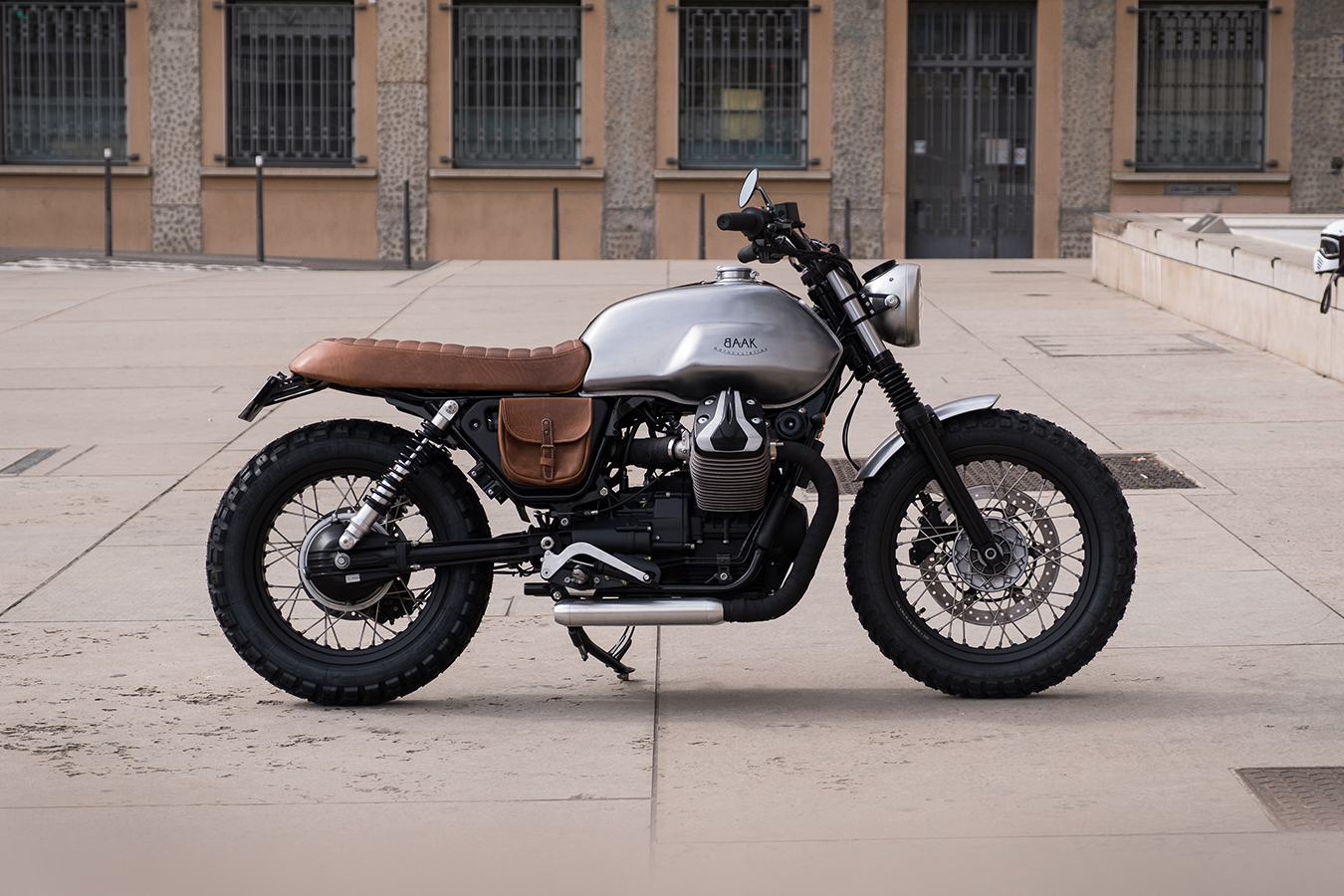 Moto Guzzi V7 customisée par BAAK avec selle, garde-boue et accessoires en cuir — atelier Lyon