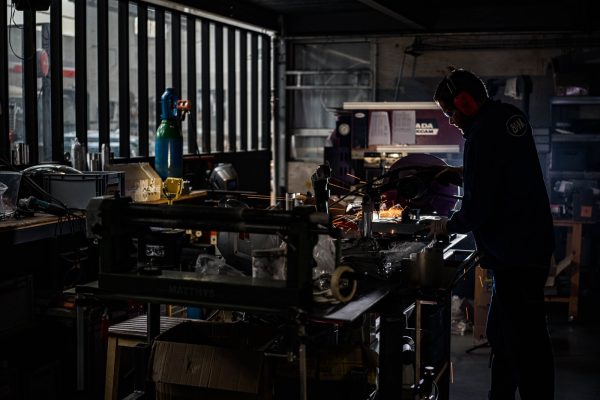 Artisan BAAK en chaudronnerie dans l'atelier de Rillieux-la-Pape Lyon