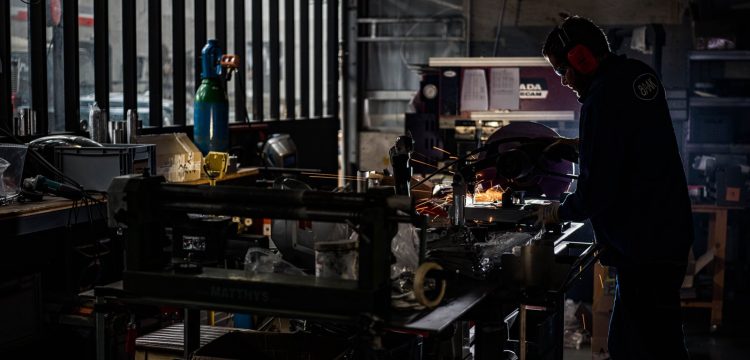 Artisan BAAK en chaudronnerie dans l'atelier de Rillieux-la-Pape Lyon