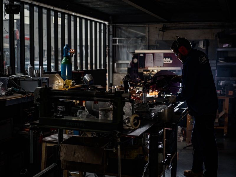 Artisan BAAK en chaudronnerie dans l'atelier de Rillieux-la-Pape Lyon